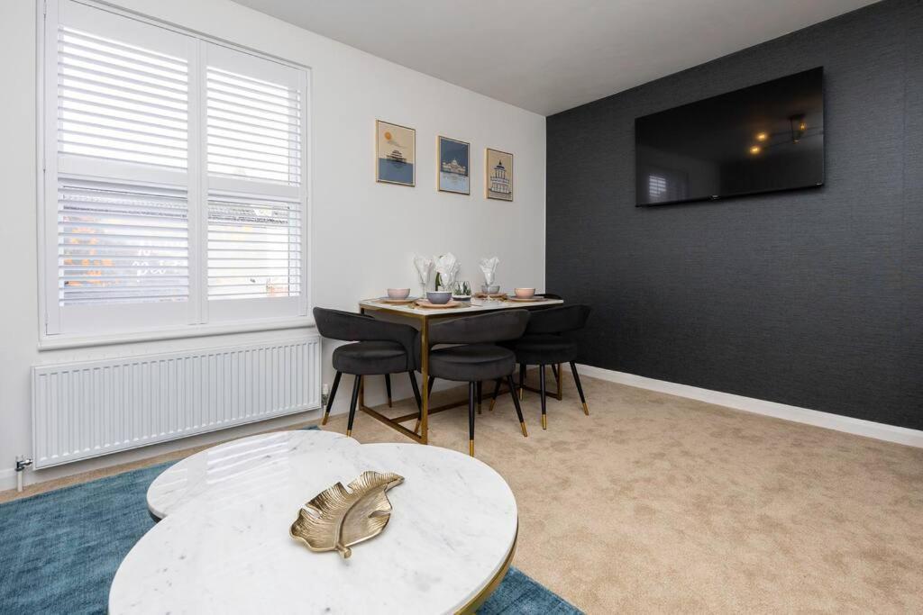 Stunning Modern Space In & Free Parking *