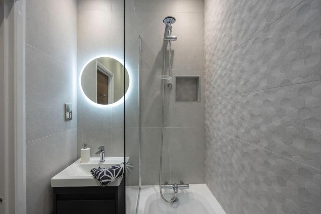 Apartment Stunning Modern Space In & Free Parking